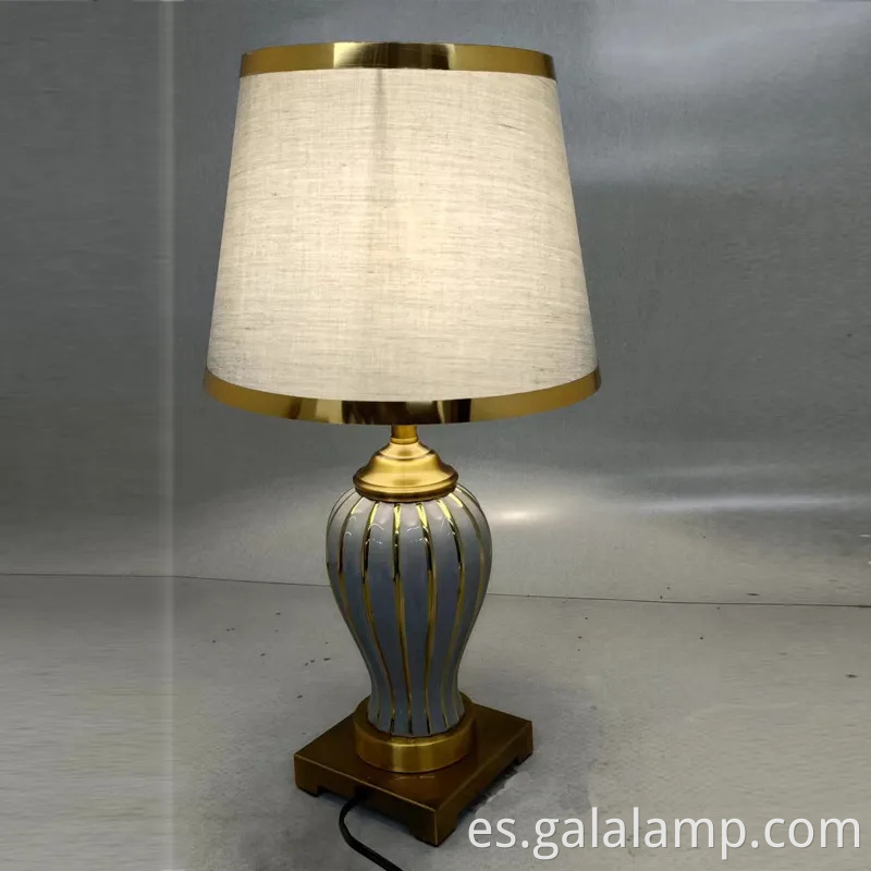 Elegante lámpara de mesa de cerámica con base de metal dorado para el dormitorio